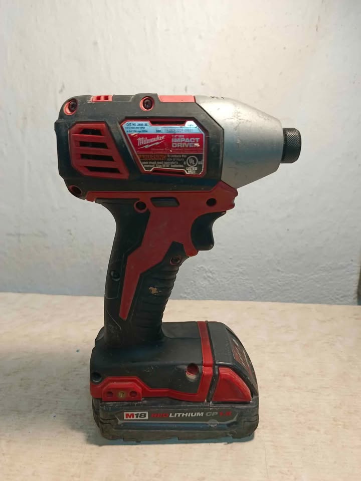 Kit de taladros inalámbricos Milwaukee 2656-20 con cargador y dos baterias, usado