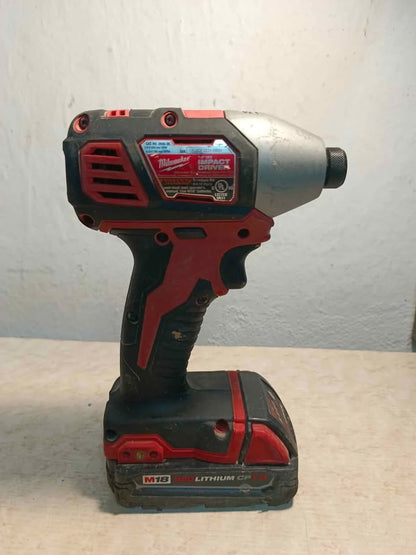Kit de taladros inalámbricos Milwaukee 2656-20 con cargador y dos baterias, usado