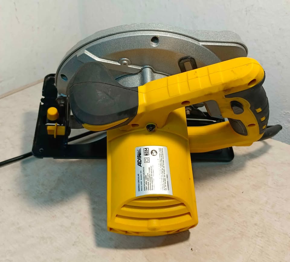 Sierra Circular Adir 810, usada