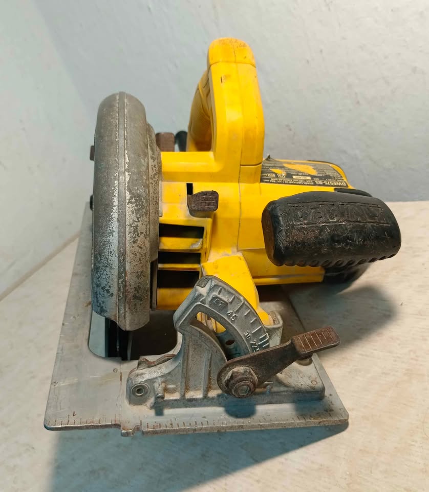 Sierra circular Dewalt dwe575-b3, usado