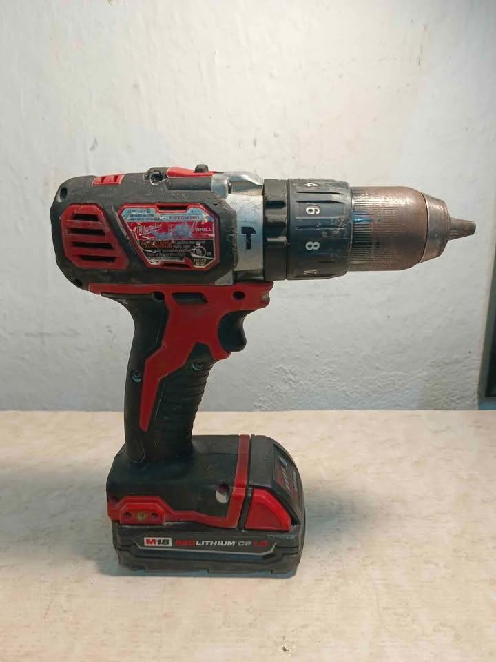 Kit de taladros inalámbricos Milwaukee 2656-20 con cargador y dos baterias, usado