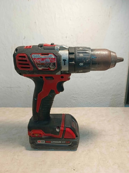 Kit de taladros inalámbricos Milwaukee 2656-20 con cargador y dos baterias, usado