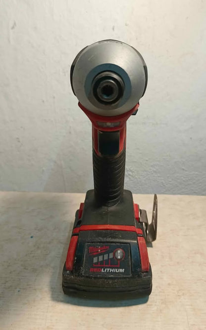 Kit de taladros inalámbricos Milwaukee 2656-20 con cargador y dos baterias, usado