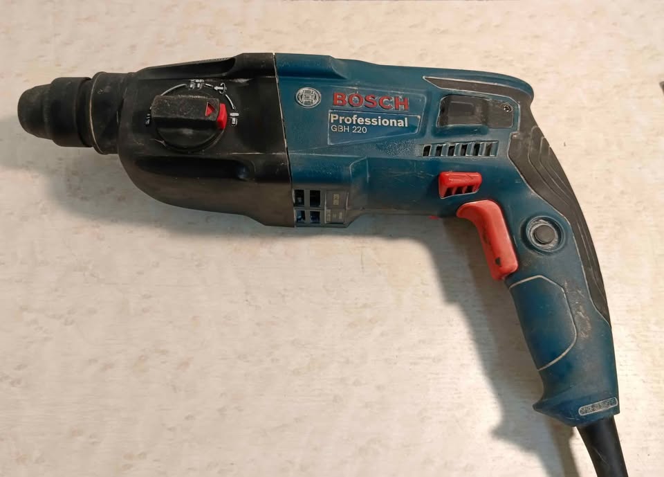 Taladro Rotomartillo Bosch gbh 220 en estuche con accesorios, usado