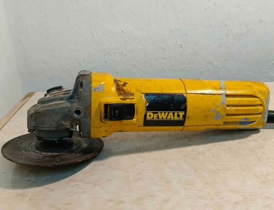 Grillo Dewalt DWE4010-B3, usado