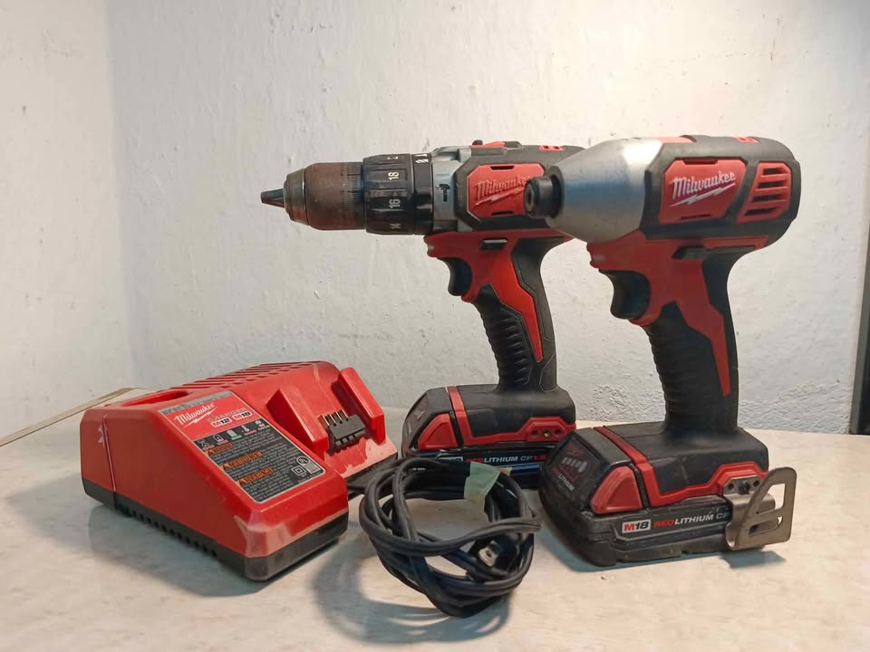 Kit de taladros inalámbricos Milwaukee 2656-20 con cargador y dos baterias, usado