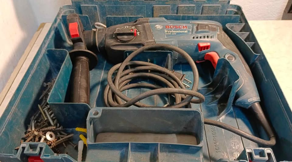 Taladro Rotomartillo Bosch gbh 220 en estuche con accesorios, usado