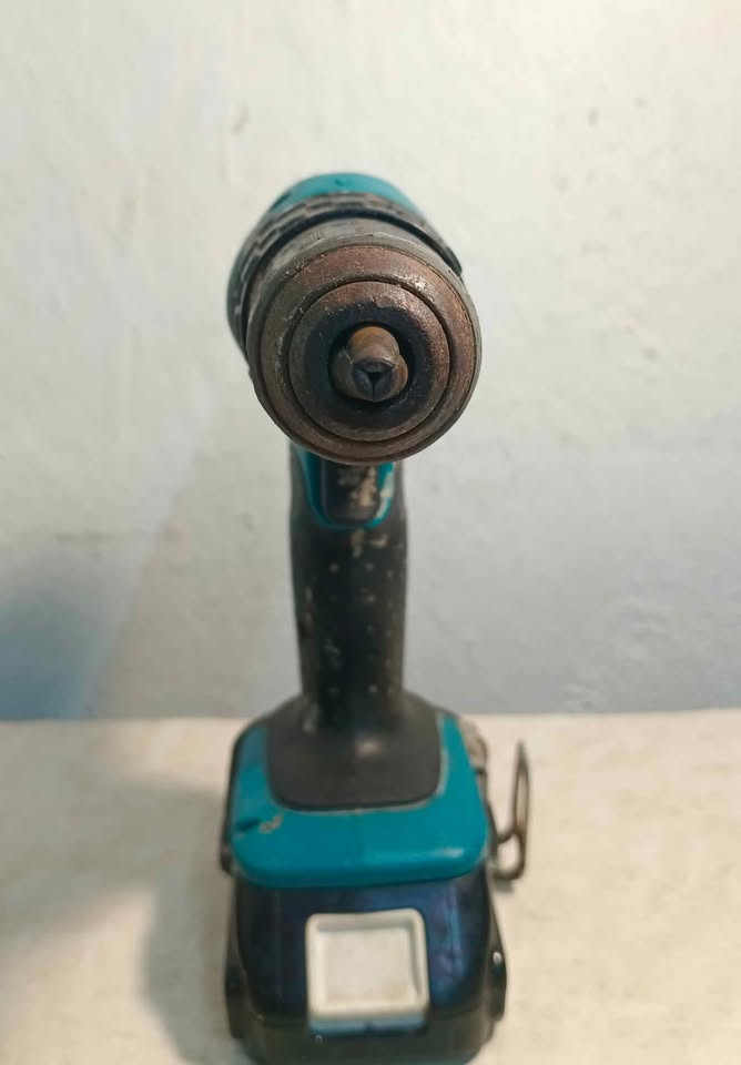 Taladro inalámbrico Makita dhp453 con cargador y baterias, usado