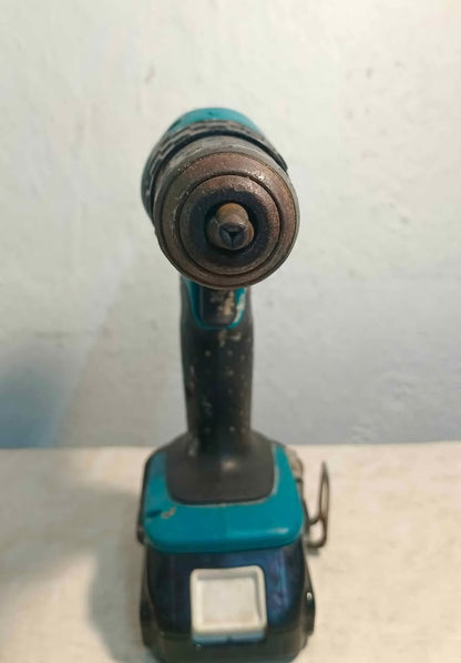 Taladro inalámbrico Makita dhp453 con cargador y baterias, usado
