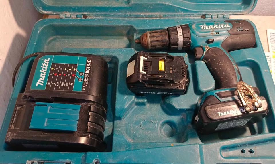 Taladro inalámbrico Makita dhp453 con cargador y baterias, usado