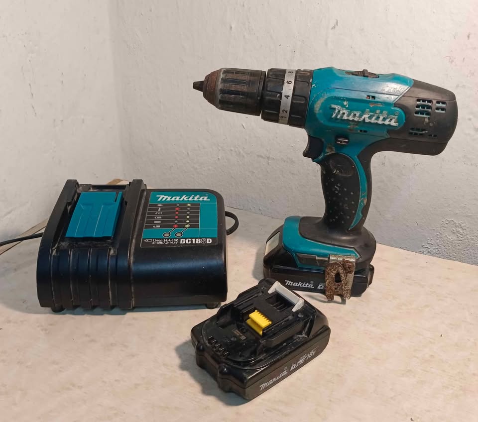 Taladro inalámbrico Makita dhp453 con cargador y baterias, usado