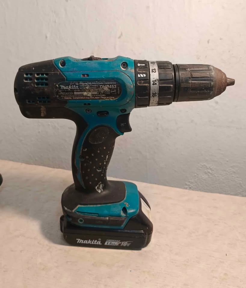 Taladro inalámbrico Makita dhp453 con cargador y baterias, usado