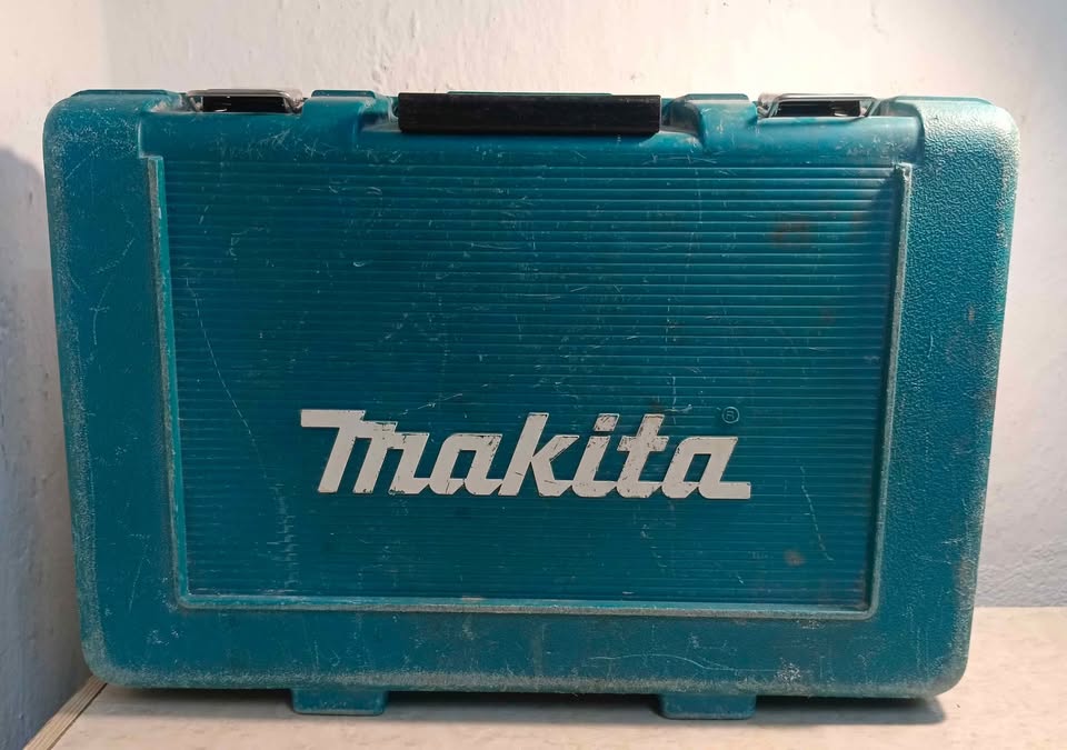 Taladro inalámbrico Makita dhp453 con cargador y baterias, usado