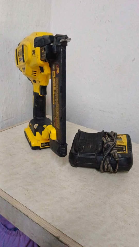 Clavadora inalámbrica Dewalt dcn680, usada