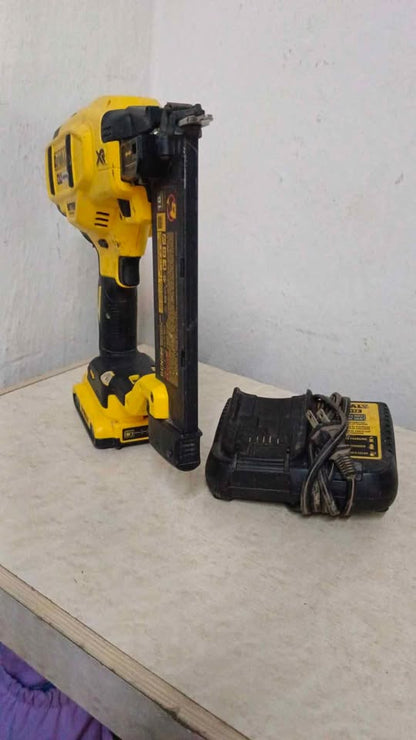 Clavadora inalámbrica Dewalt dcn680, usada