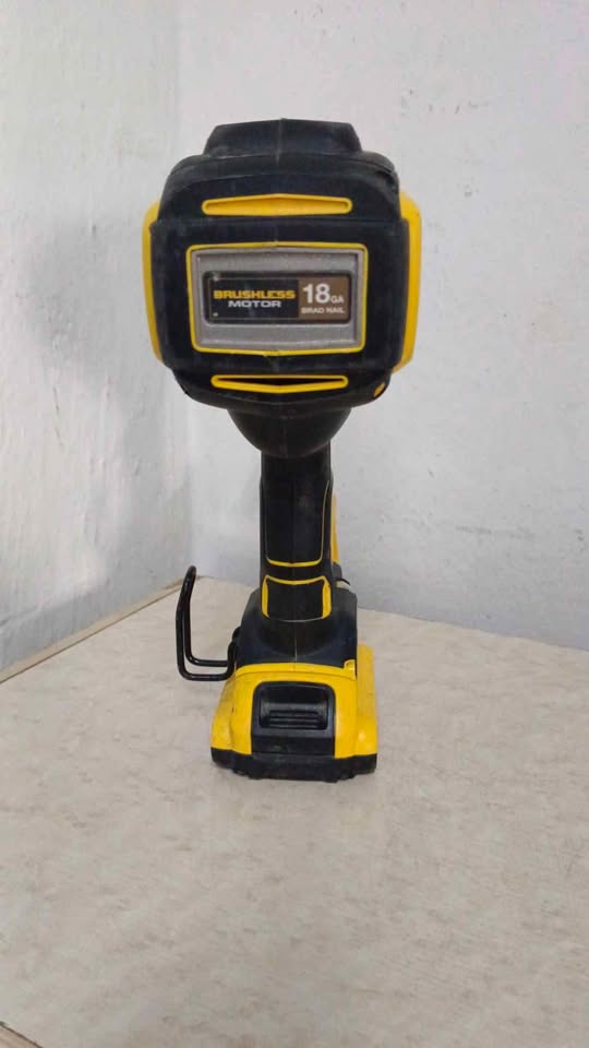 Clavadora inalámbrica Dewalt dcn680, usada