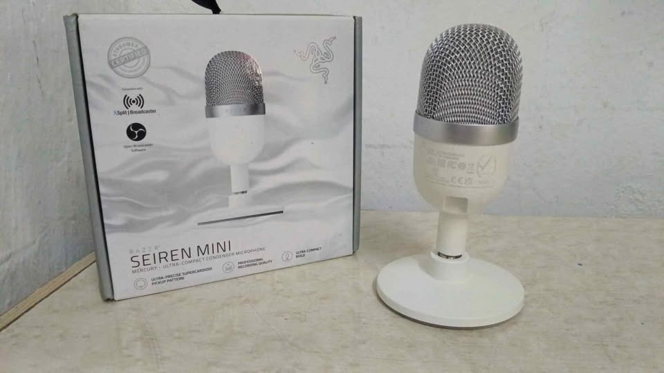 Micrófono Razer con base, usado