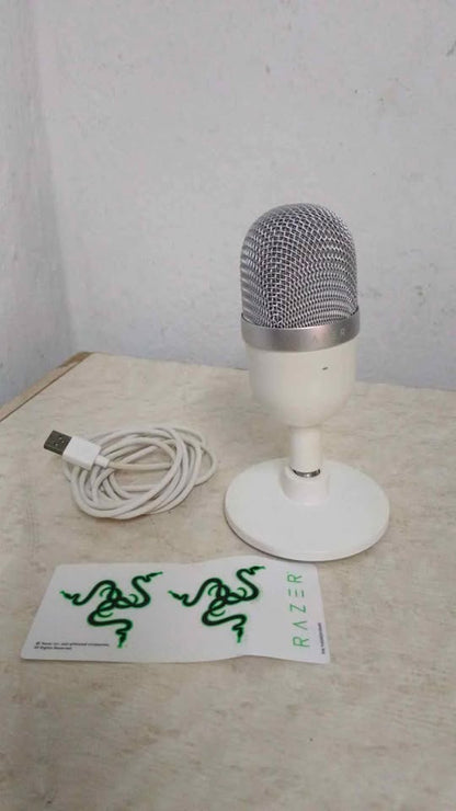 Micrófono Razer con base, usado