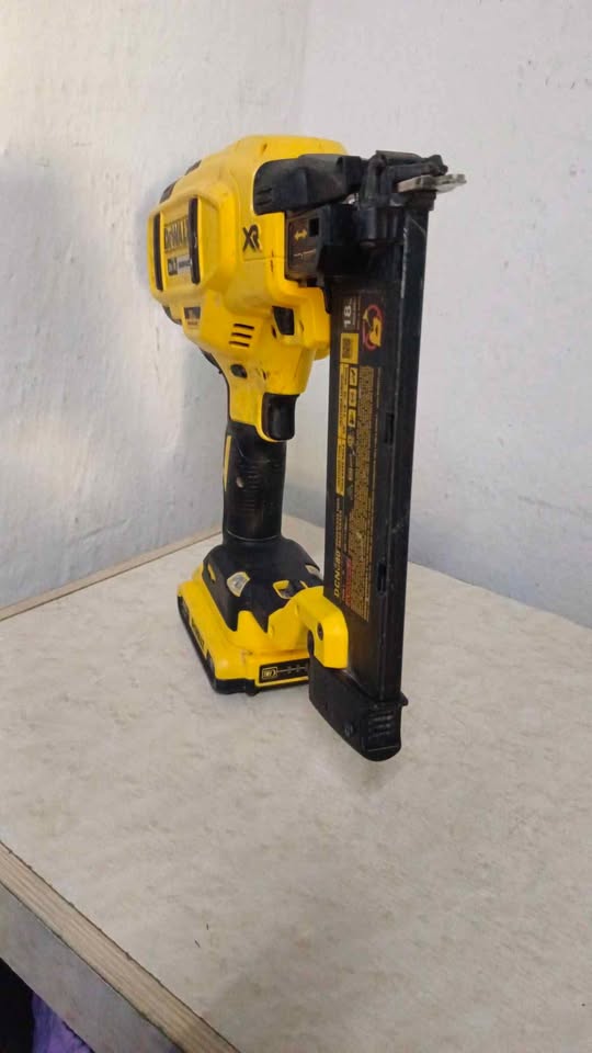 Clavadora inalámbrica Dewalt dcn680, usada