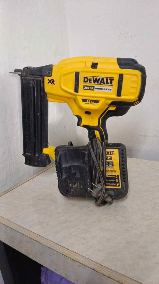 Clavadora inalámbrica Dewalt dcn680, usada