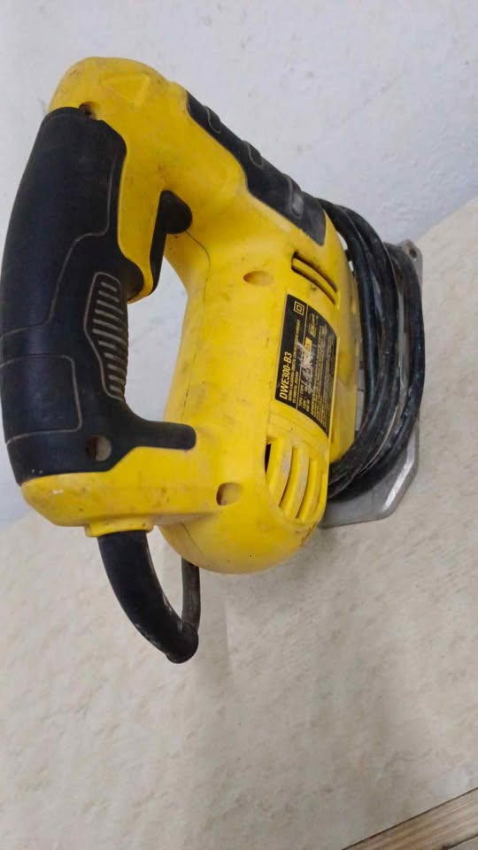 Sierra caladora Dewalt dwe300-b3, usada