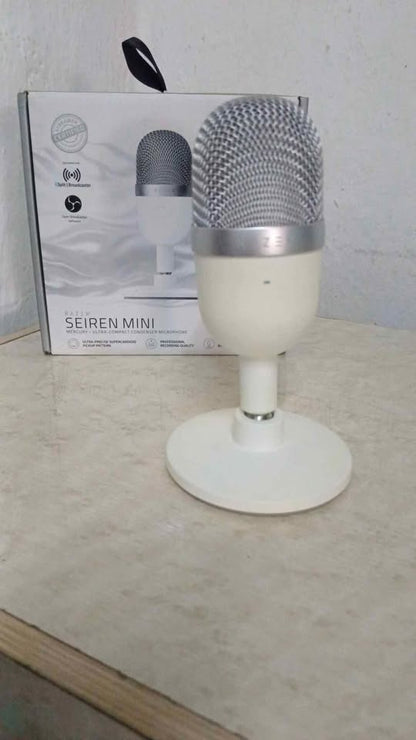 Micrófono Razer con base, usado