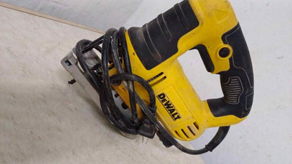 Sierra caladora Dewalt dwe300-b3, usada