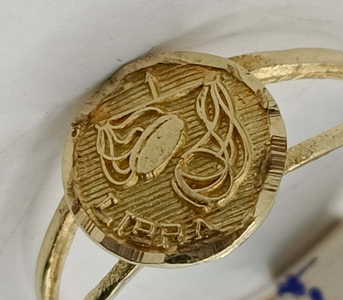 Anillo libra ORO 10k peso 1.4gr, usado