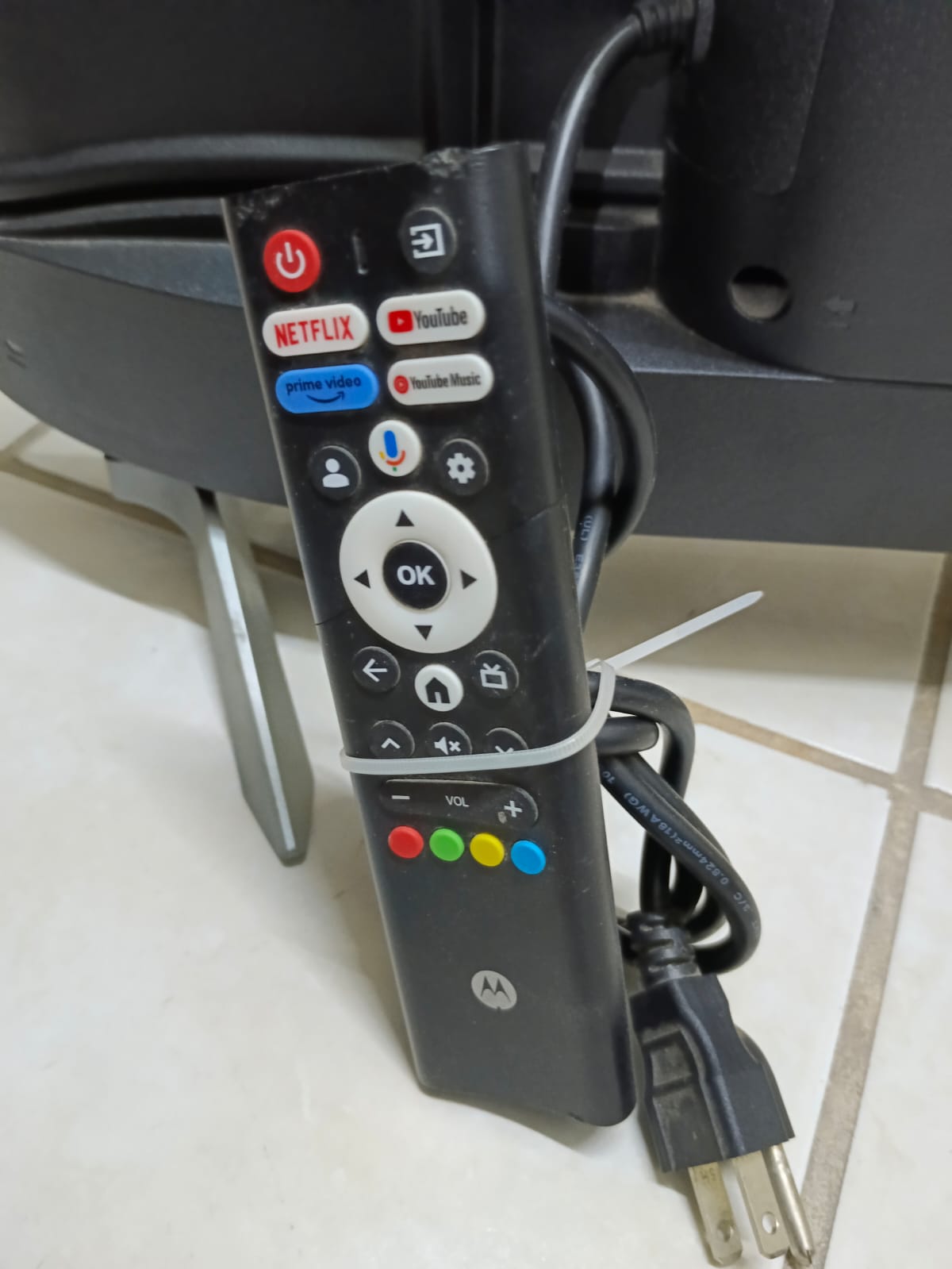 Pantalla Motorola 32 pulgadas con control, usado