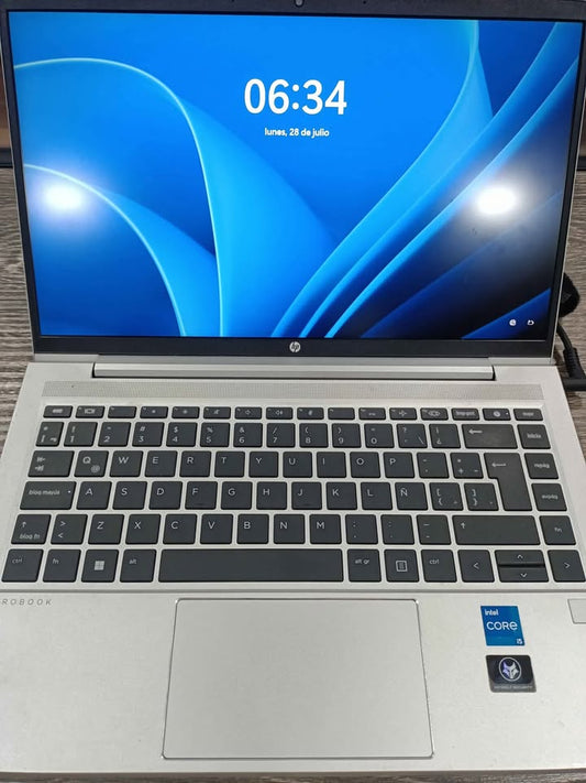 Laptop hp Probook 240 GB SSD y 8 RAM procesador core i5, usado