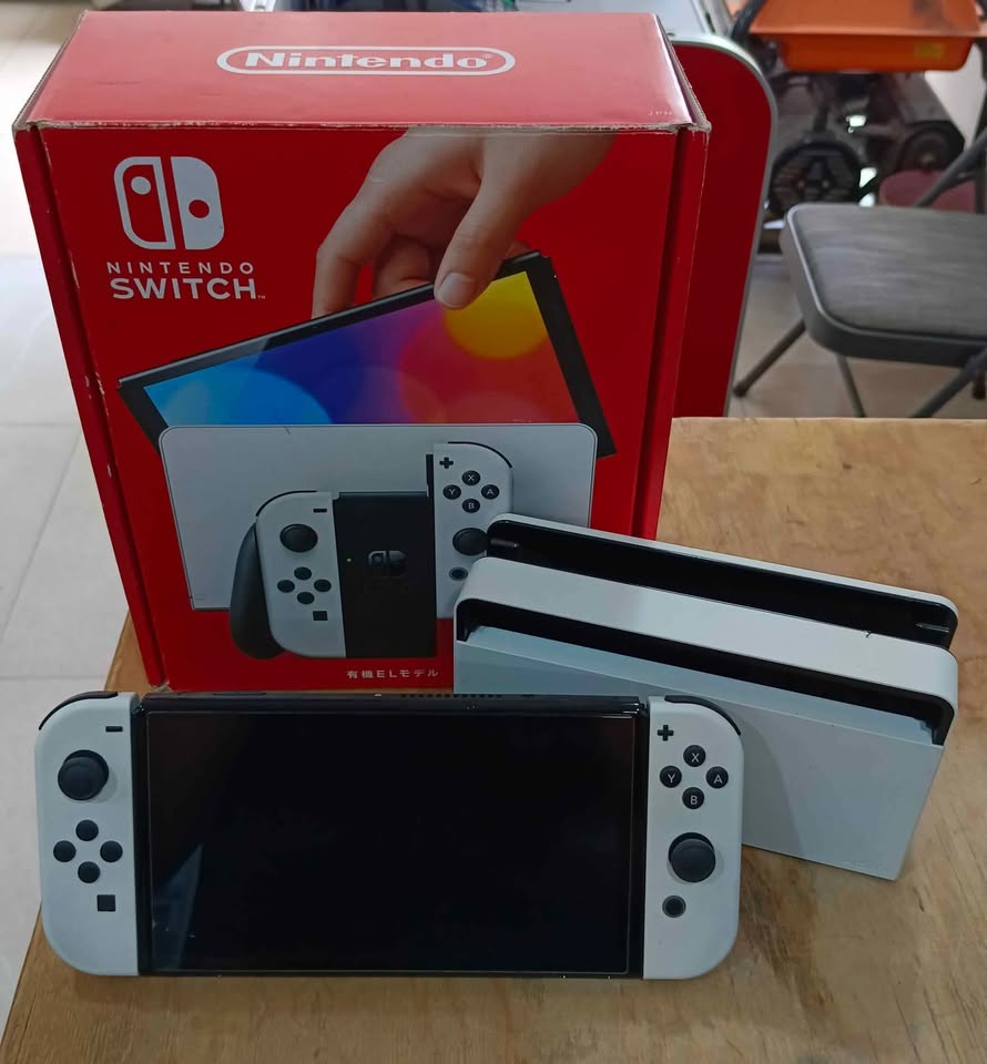 Nintendo switch oled con accesorios en caja, usado