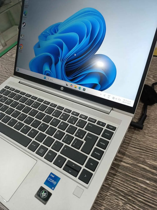 Laptop hp Probook 240 GB SSD y 8 RAM procesador core i5, usado