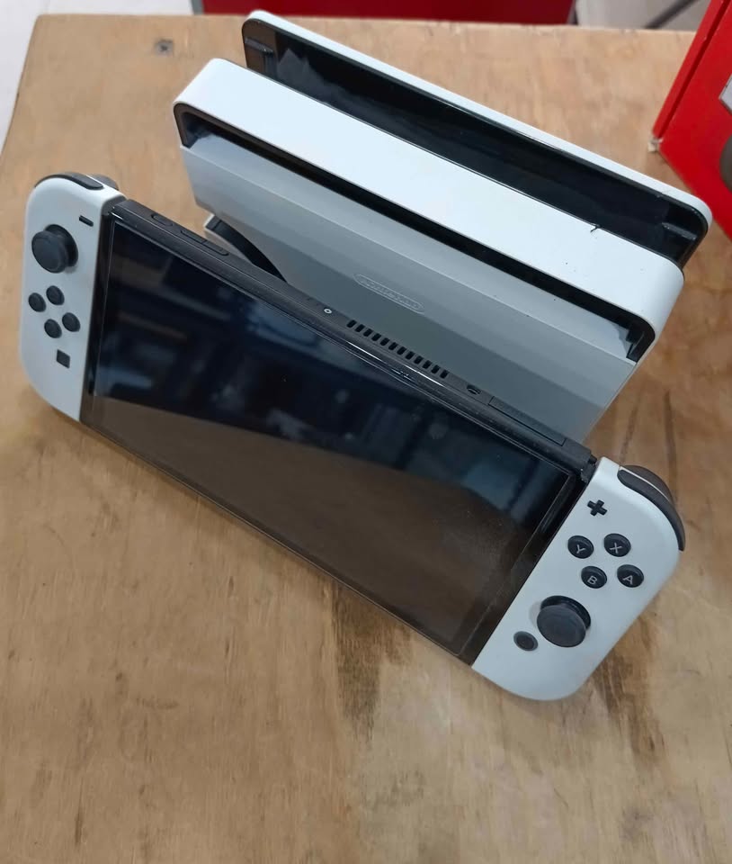 Nintendo switch oled con accesorios en caja, usado