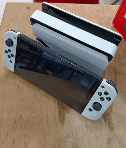 Nintendo switch oled con accesorios en caja, usado