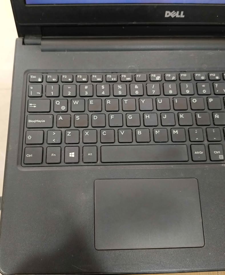 Laptop Dell 4ram 250 SSD core i3, usado