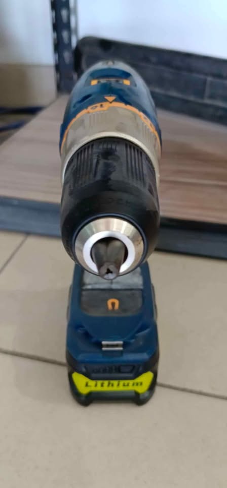 Taladro inalámbrico Ryobi con bateria, usado