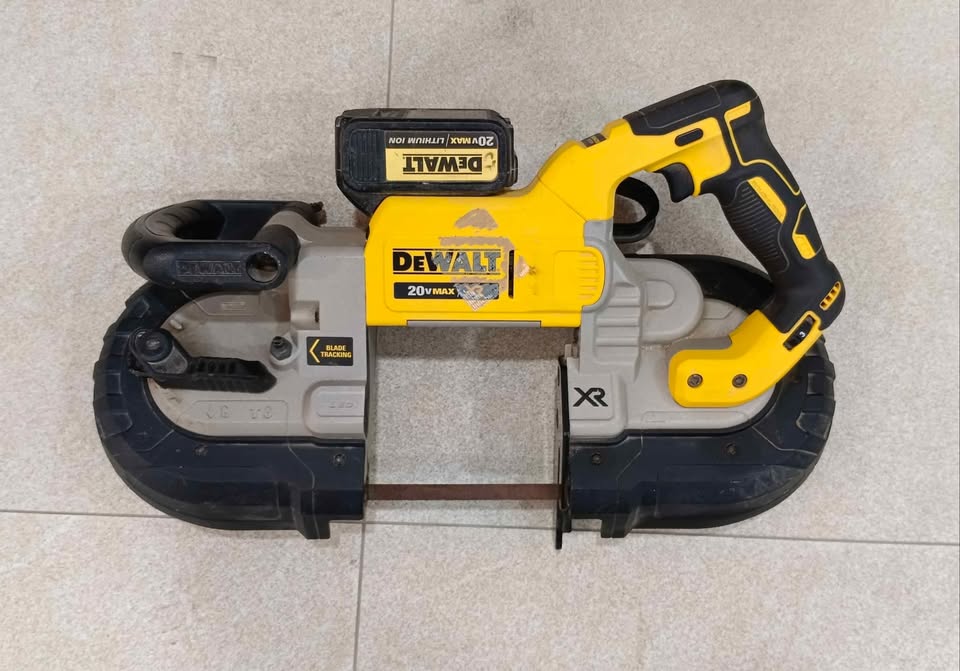 Cortadora de serrucho inalámbrico Dewalt, usado