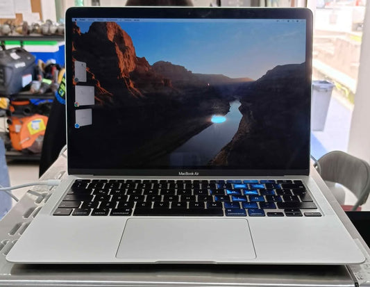 Laptop Macbook 256gb SSD 8ram procesador m1, usado