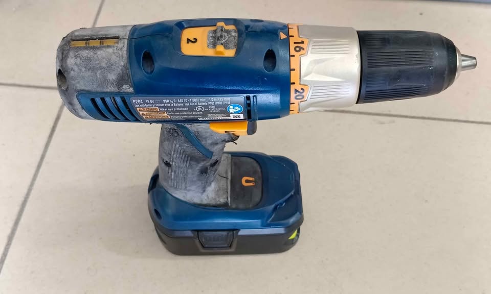 Taladro inalámbrico Ryobi con bateria, usado