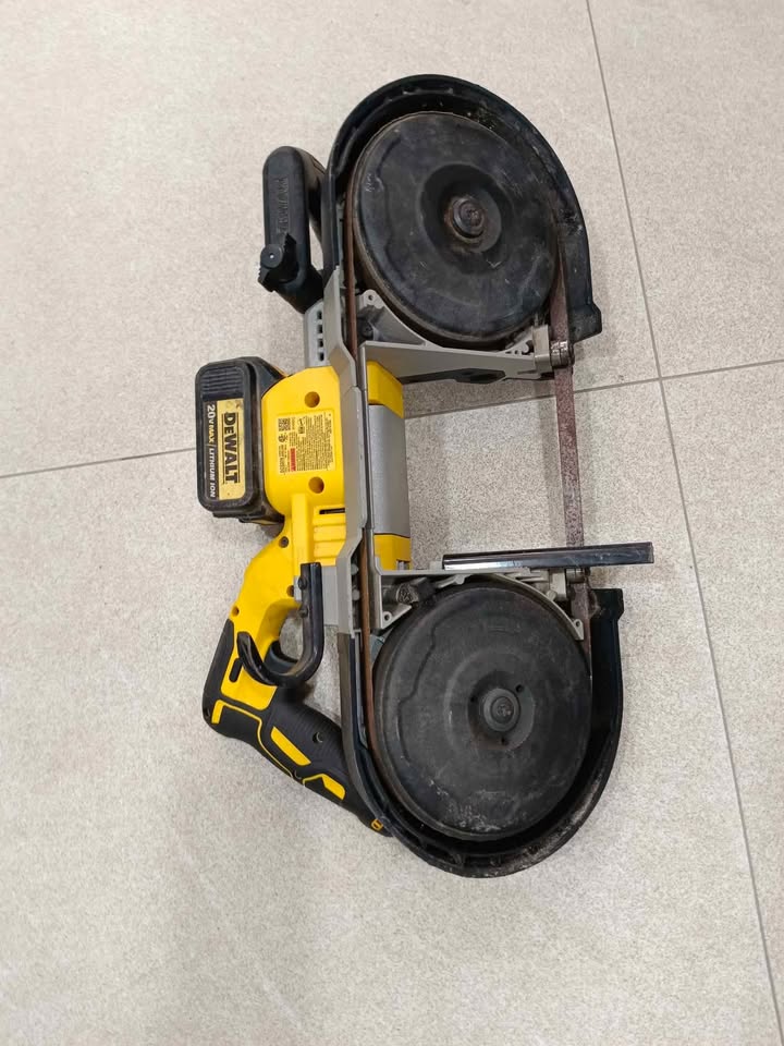 Cortadora de serrucho inalámbrico Dewalt, usado