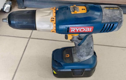 Taladro inalámbrico Ryobi con bateria, usado