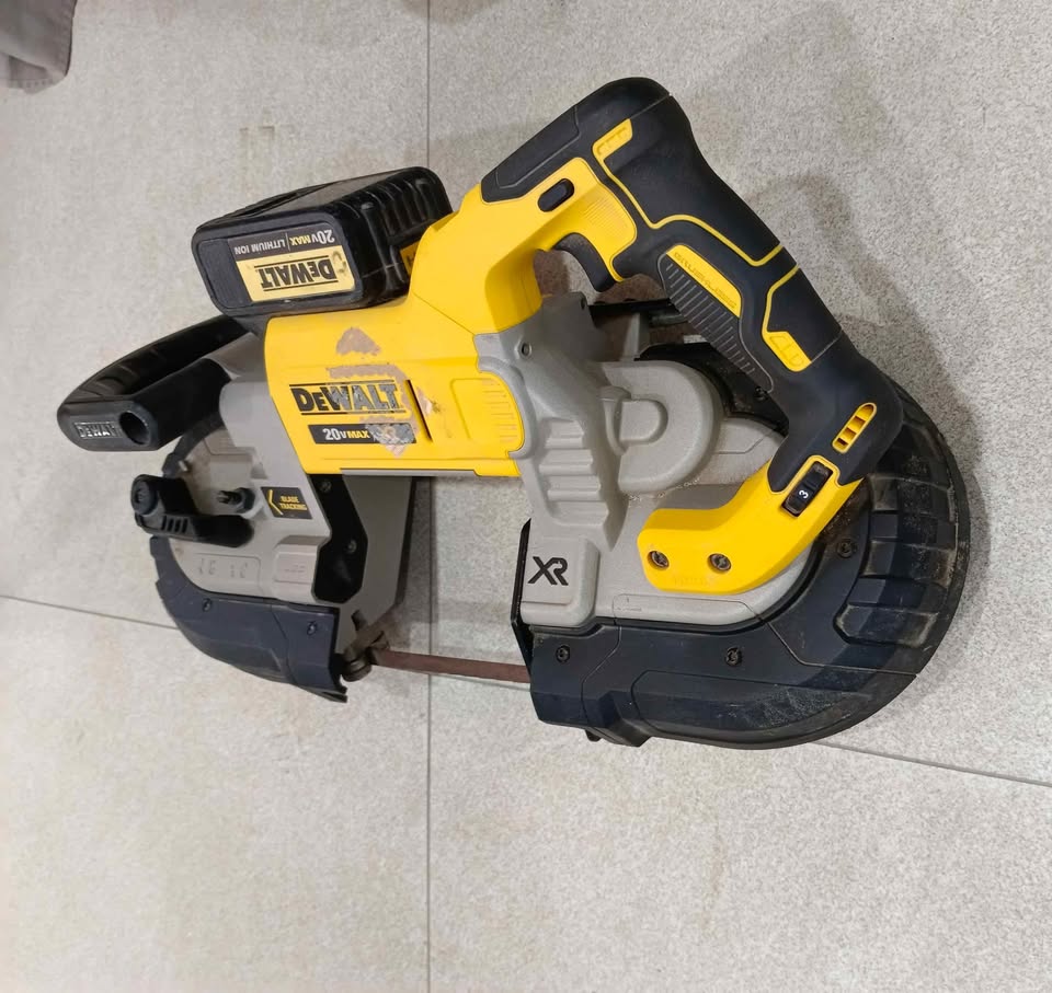 Cortadora de serrucho inalámbrico Dewalt, usado