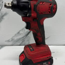 Llave de Impacto con Cargador y Batería – Usada