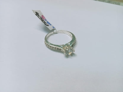 Anillo Solitario con Detalles Sintéticos – Talla 6.5