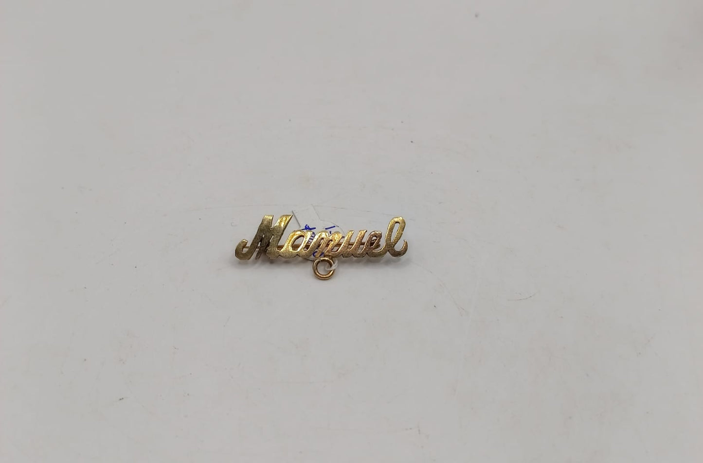 Dije de nombre "MANUEL" ORO 10k peso 1.6gr, usado