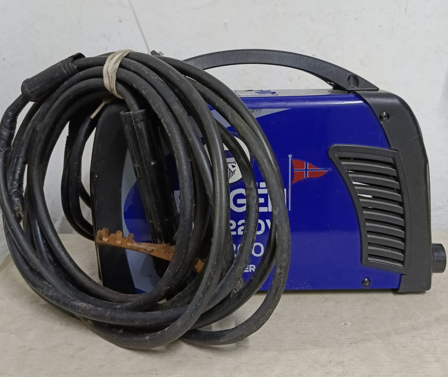 Soldadora BERGEN sv200 con cables, usado