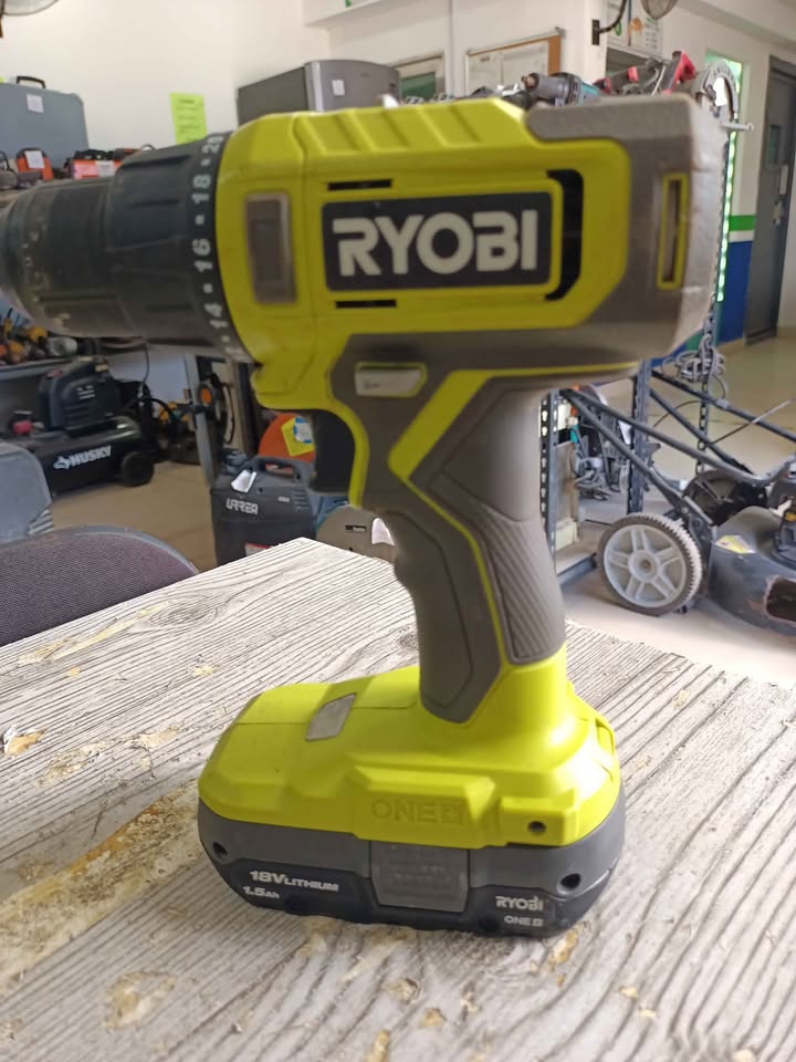 Taladro inalámbrico con batería Ryobi, usado