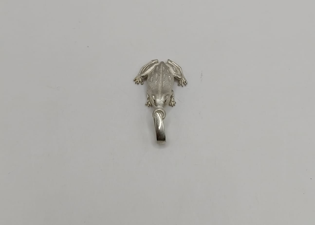Dije de rana PLATA 925 peso 3.1gr, usado