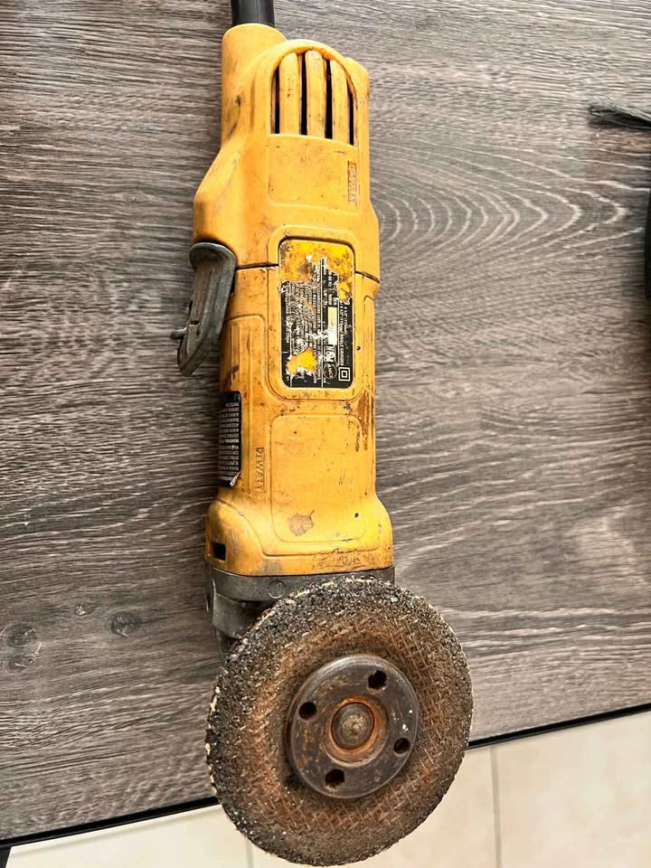 Grillo DEWALT con disco