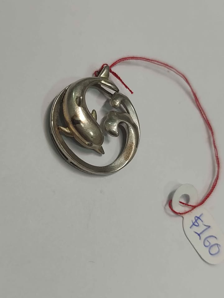 Dije de plata De delfin